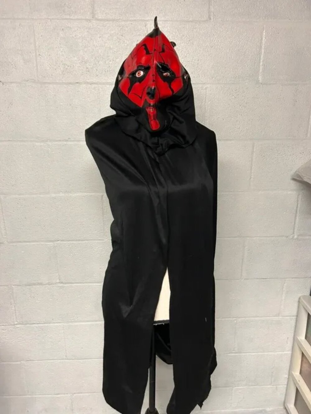 Darth maul rubber mask with attached cape halloween costume Star Wars